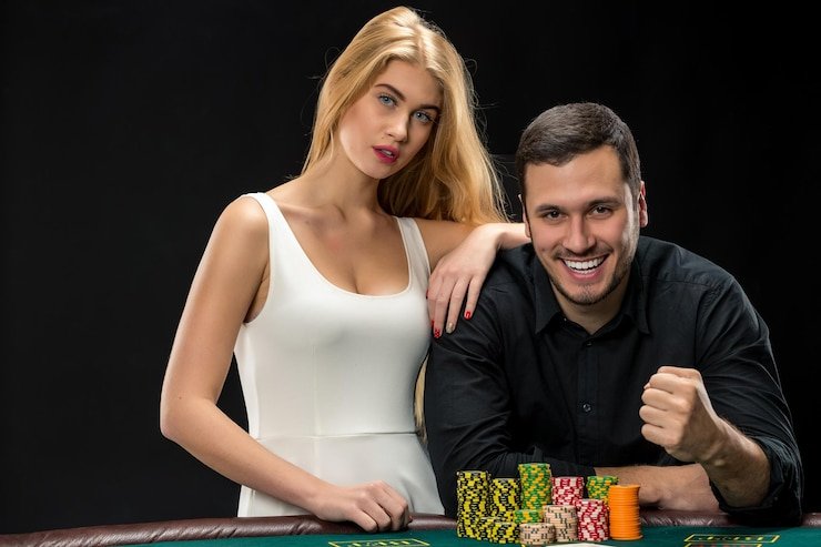 Layar permainan live dealer baccarat dan roulette